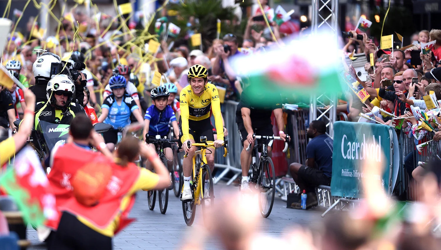 Geraint thomas during a homecoming parade in cardiff